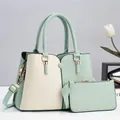 Dettaglio del set di due borse da donna in similpelle verde menta e beige con hardware oro - Verde