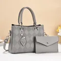 Graues Steppmuster Handtaschen Set mit Blatt Perlenanhänger und passender Clutch - Grau