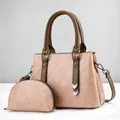 Détail de l'ensemble sac fourre-tout mauve en cuir PU avec pochette et anses brunes - Ensemble Sac Tote et Porte-Monnaie / Rose
