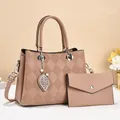 Detail der nudefarbenen Handtasche und Clutch mit Blattanhänger und Rautenmuster - Rosa