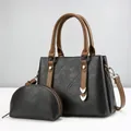Vue détaillée du sac cabas en cuir gaufré noir avec garnitures métalliques argentées - Ensemble Sac Tote et Porte-Monnaie / Noir