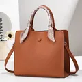 Sac fourre-tout marron pour femmes avec foulard décoratif sur la poignée et bandoulière - Jaune Terre