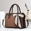 Borsa tote marrone con monogramma, doppi manici e foulard di seta decorativo da donna - Medio / Giallo Terra