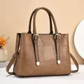 Dettaglio della borsa in pelle PU marrone con patchwork geometrico e metallo dorato - Cachi Scuro