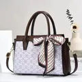 Grande borsa tote da donna con stampa geometrica, manici e foulard di seta decorativo - Medio / Blu