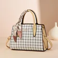 Elegante borsa a quadri con finiture in pelle beige e dettaglio sciarpa di seta al manico - 25x11x18cm / Plaid Tè al Latte (Stile 3)