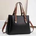 Borsa tote classica in pelle PU nera con manici marroni e dettagli in metallo dorato - 28cm x 11cm x 22cm / Nero