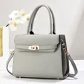 Sac à main gris en cuir à motif litchi avec fermoir doré et bandoulière réglable - 28cm x 11cm x 22cm / Gris clair