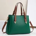 Dettaglio della pelle martellata verde scuro e dei componenti dorati della borsa - 28cm x 11cm x 22cm / Verde