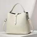 Dettaglio borsa a secchiello in pelle crema con chiusura argento e manico - Bianco Sporco