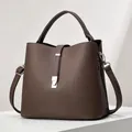 Elegante borsa a secchiello in pelle marrone scuro con manico e dettagli argento - caffè