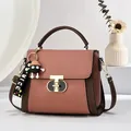 Bolso bandolera minimalista en rosa y marrón con cierre en T y colgante de felpa - Rosa