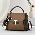 Bolso bandolera de cuero lichi marrón con colgante de personaje y asa superior cómoda - Caqui