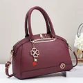 Elegante borsa a mano rosso vino a forma di conchiglia con ciondolo a quadrifoglio - Rosso