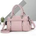 Sac à main rose en similicuir souple avec bandoulière réglable et poches latérales - Rose