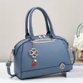 Borsa a tracolla blu nebbia con trama litchi, logo K dorato e ciondolo a quadrifoglio - Blu