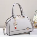 Elegante borsa a tracolla grigio chiaro in pelle con ciondolo a quadrifoglio - Grigio