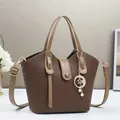 Bolso tipo cubo bicolor con motivo de lichi, borde ondulado y colgante de luna - 28cmx9cmx18cm / Marrón