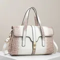 Elegante Handtasche mit Krokodilprägung, Goldverschluss und Schultergurt in Creme-Braun - Cremeweiß