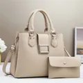 Set borsa a mano bianco sporco con trama a litchi, tracolla e pochette coordinata - Cachi