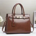 Sac cabas en cuir marron foncé avec fermoir en métal doré et doubles poignées - Marron