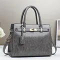 Sac à main gris vintage en cuir texturé avec fermoir doré et bandoulière chic - Gris