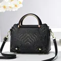 Borsa a tracolla elegante nera e oro con ricamo classico e manico circolare in metallo - Nero