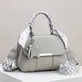 Graue Handtasche aus Leder mit verzierten Seidengriffen und geometrischem Riemen - Grau