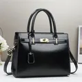 Sac bandoulière noir en cuir avec coutures blanches et boucle en métal doré élégant - Noir