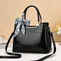 Sac seau noir chic en relief croco avec foulard en soie imprimé et détails dorés - Noir