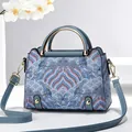 Elegante borsa a tracolla blu-grigio con ricamo e manico circolare in metallo dorato - Blu