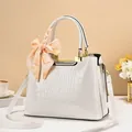 Sac seau blanc avec motif crocodile, décoration de foulard en soie et boucles dorées - Blanc Cassé
