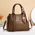 Borsa tote marrone scuro da donna con cuciture geometriche e sciarpa di seta decorativa - Lunghezza 30 Larghezza 12 Altezza 21 / Marrone