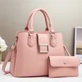 Dettaglio della borsa in pelle martellata rosa con fibbia in metallo e portafoglio abbinato - Rosa