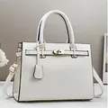 Détail d'un sac à main blanc en similicuir avec boucle en métal et bandoulière fine - Blanc