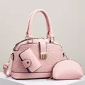 Rosa dreiteiliges Muschel-Handtaschen-Set mit gewebter Textur auf weißem Steinsockel - Passende Taschen (Inklusive Handtasche/Geldbörse/Beutel) / Rosa