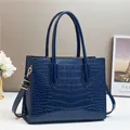 Dunkelblaue Handtasche mit Krokodil-Prägung und polierter Oberfläche für den Alltag - Blau
