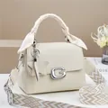 Beigefarbene Handtasche aus Leder mit Seidenschal-Griff und Sternen-Anhänger - Gebrochenes Weiß