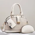 Détail de l'ensemble de sacs en cuir PU tressé blanc cassé avec ferrures dorées chics - Sacs Assortis (Comprend Sac à Main/Portefeuille/Pochette) / Blanc Cassé