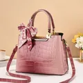 Sac seau rose à motif crocodile avec poignées dorées et un foulard en soie élégant - Rose