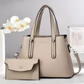 Dettaglio borsa a mano beige in pelle martellata con scritta FASHION & BAG e pochette - Cachi