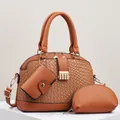 Ensemble de 3 sacs à main marron avec texture tressée et détails dorés sur socle marbre - Sacs Assortis (Comprend Sac à Main/Portefeuille/Pochette) / Jaune Terre