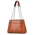 Elegante hellbraune Lederschultertasche mit Blumenprägung und Silberkette - Erdgelb