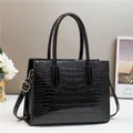 Klassische schwarze Handtasche mit glänzender Krokodilleder-Prägung und Doppelgriffen - Schwarz