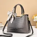 Sac seau gris en cuir embossé crocodile avec poignée et foulard en soie à fleurs chic - Gris