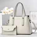 Vista dettagliata della borsa tote e pochette color panna in pelle martellata - Bianco