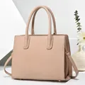 Borsa tote beige goffrata a righe in pelle sintetica con doppi manici e tracolla - Cachi