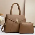 Set borsa 2 pezzi marrone con trama litchi, manico superiore e chiusura a girello dorata - Cachi