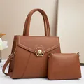 Set due pezzi borsa a mano e tracolla marrone con texture litchi e dettagli in oro - Giallo Terra