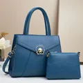 Dettagli del set di borse in pelle verde acqua con chiusura dorata e pochette coordinata - Blu scuro